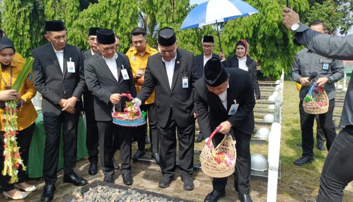 Jajaran Direksi dan Komisaris Bank Sumsel Babel Ziarah ke Makam Dirut Pertama BSB