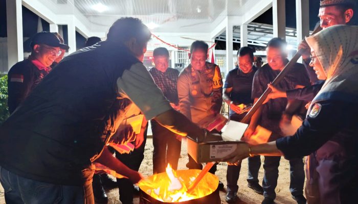 Malam Jelang Pencoblosan, KPU Basel Bakar Ratusan Surat Suara