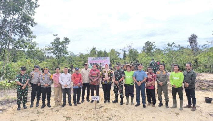 Penghijauan Desa Tiram: PT TAM dan Korem 045 Gaya Tanam 22.000 Pohon di Lahan Kritis