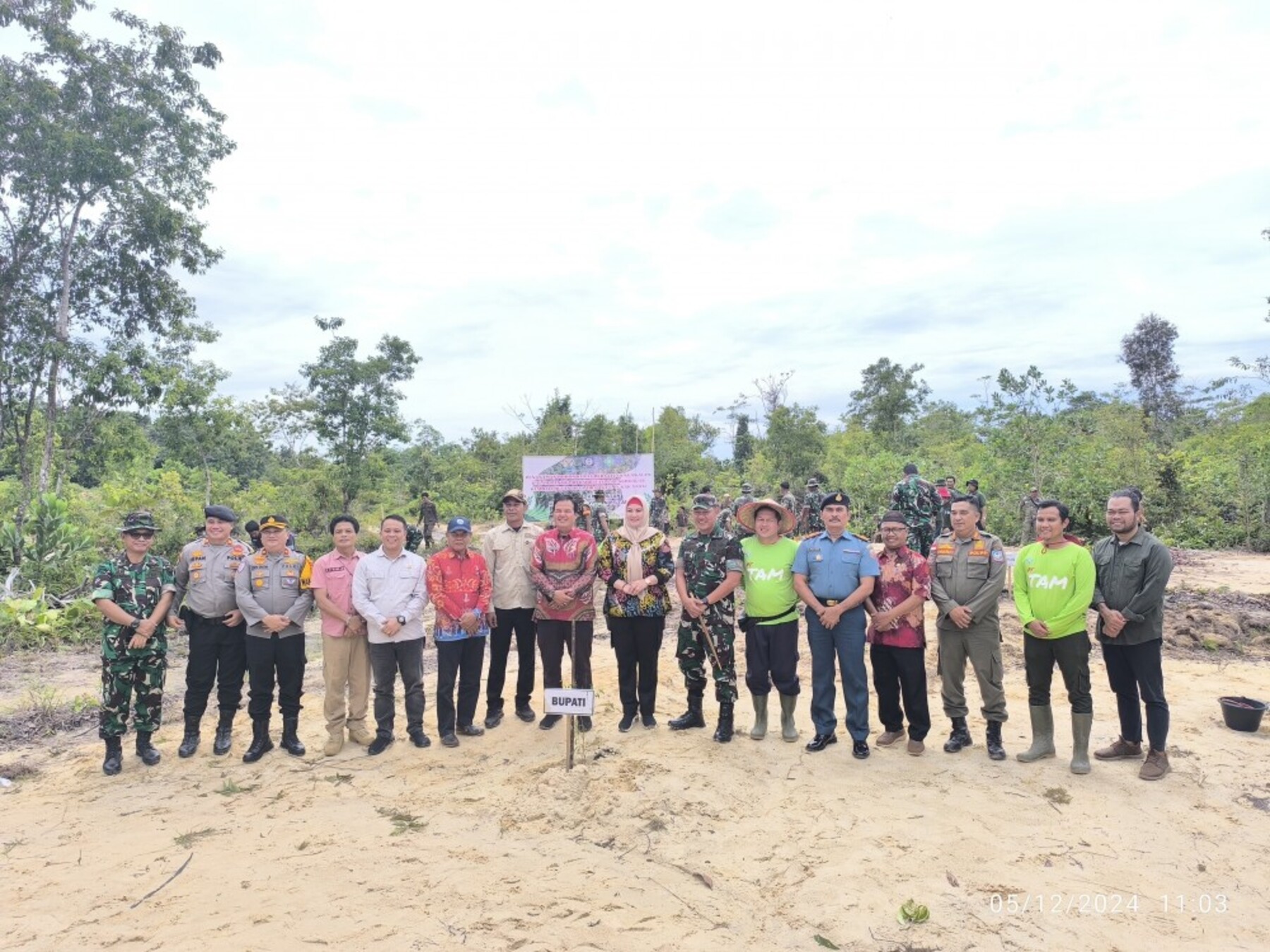 Penghijauan Desa Tiram: PT TAM dan Korem 045 Gaya Tanam 22.000 Pohon di Lahan Kritis