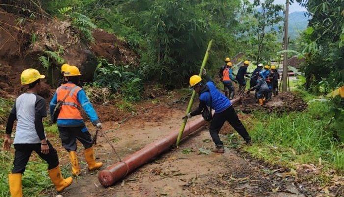 PLN Bergerak Cepat Pulihkan Listrik Pasca Cuaca Ekstrem di Jawa Barat