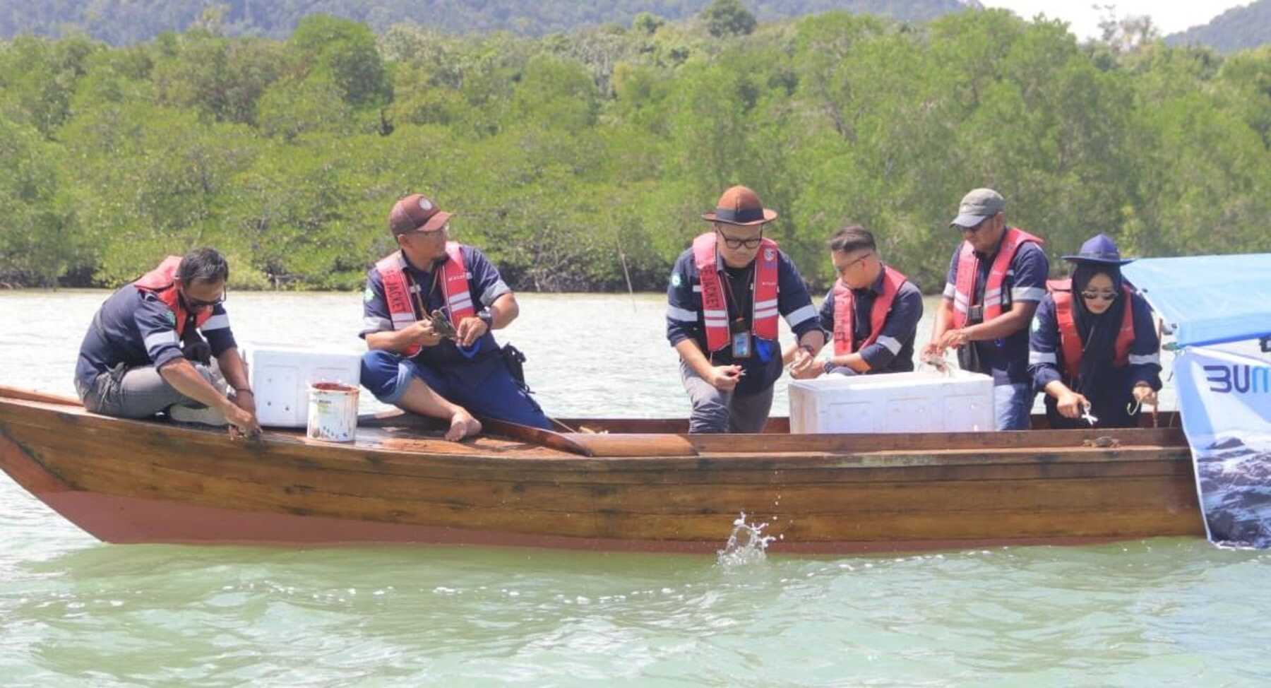 Jaga Kelestarian Ekosistem Pesisir, PT Timah Lepas Ribuan Bibit Kepiting di Kundur dan Karimun