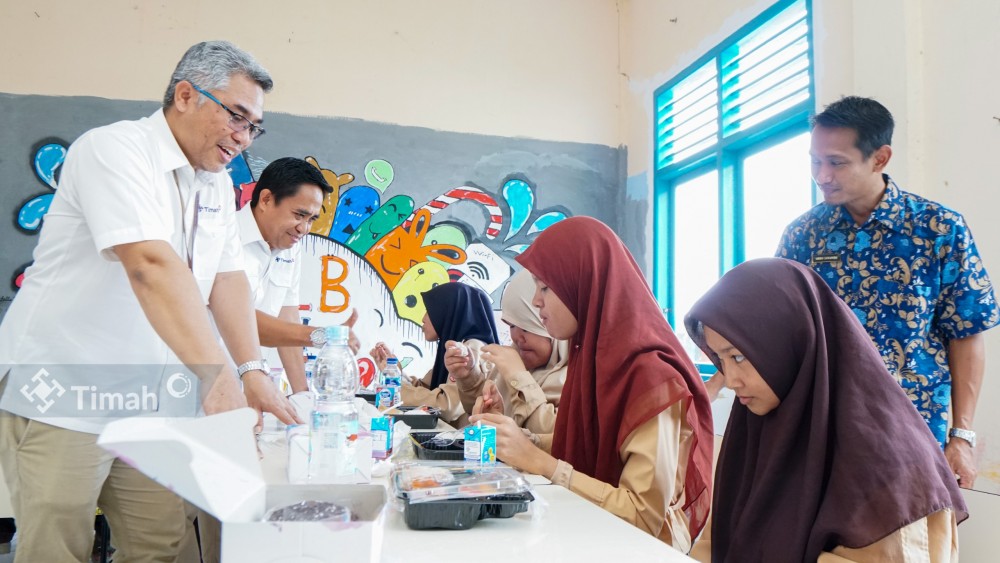 PT Timah Hadirkan Senyum Anak SLB Mentok Lewat Program Makan Bergizi