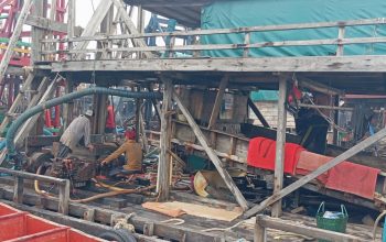 Belasan Ponton Tanpa Izin Dihentikan Paksa di Perairan Laut Bagger