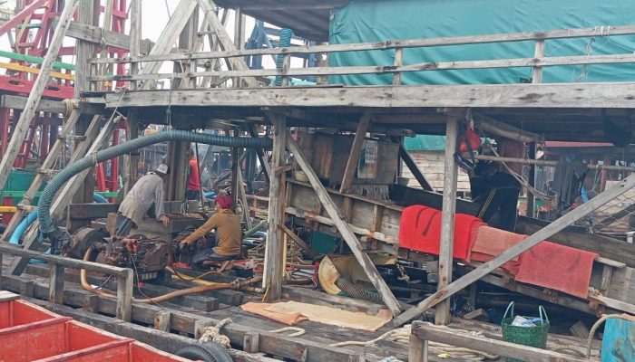 Belasan Ponton Tanpa Izin Dihentikan Paksa di Perairan Laut Bagger