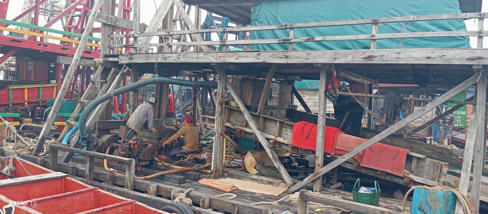 Belasan Ponton Tanpa Izin Dihentikan Paksa di Perairan Laut Bagger