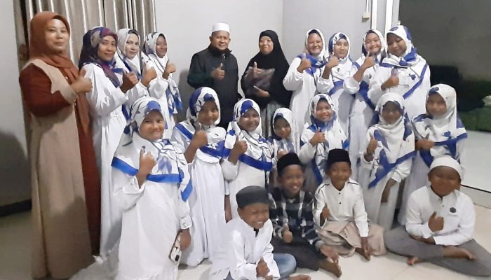 Abu Hairi Serahkan Bantuan Seragam ke Grup Hadroh Aswatul Muhibat Desa Keposang