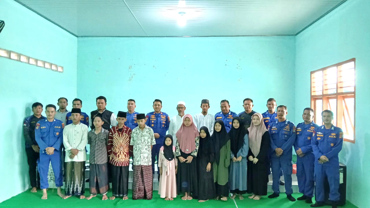 Sat Polairud Polres Bangka Selatan Tebar Kebahagiaan Bersama Anak Yatim di Pesisir