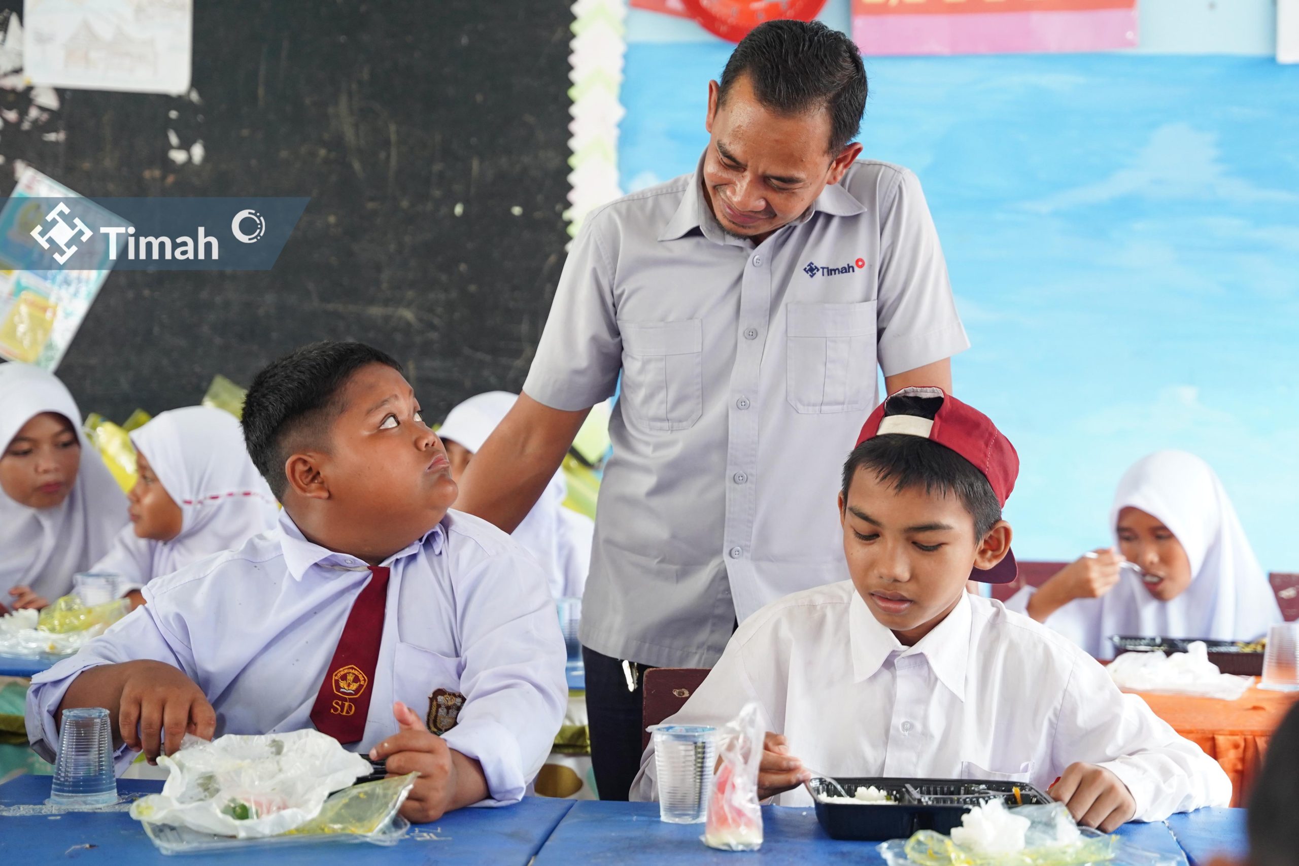 PT Timah dan HNSI Gelar Program Makan Bergizi di SDN 04 Puding Besar