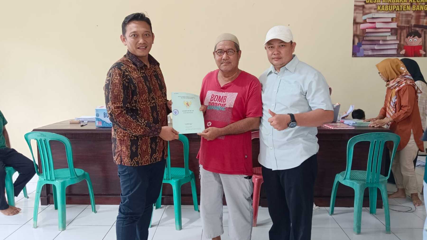 Kado Awal Tahun, Warga Airbara Terima 147 Sertifikat Tanah Gratis dari BPN