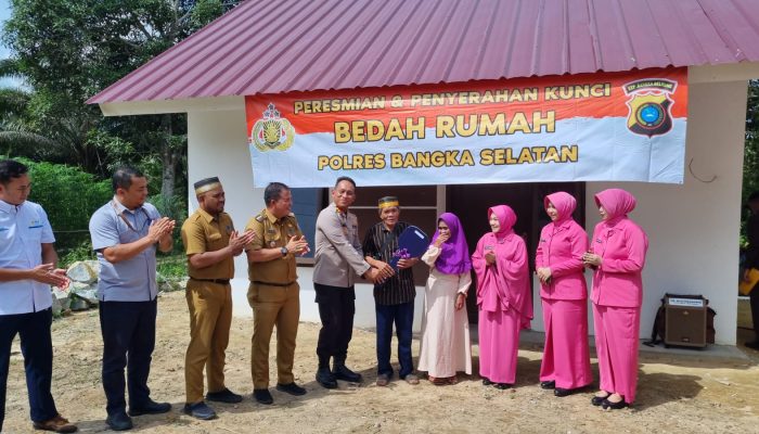 Polres Basel Peduli, Serahkan Kunci Rumah untuk Masyarakat Desa Pasir Putih