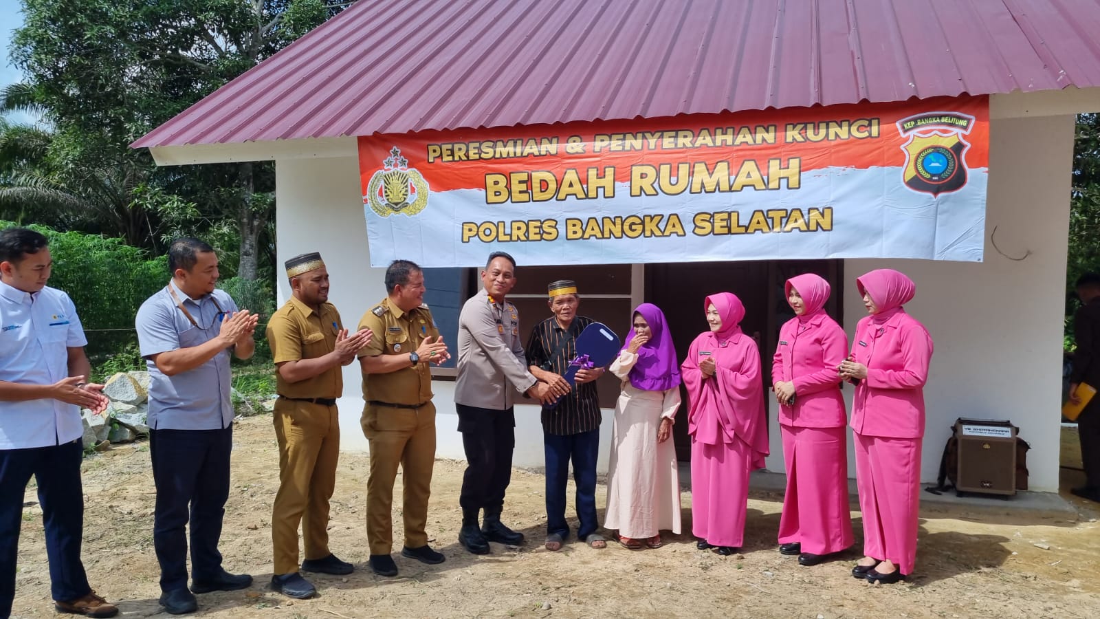 Polres Basel Peduli, Serahkan Kunci Rumah untuk Masyarakat Desa Pasir Putih