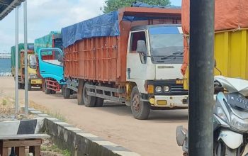 Mabes TNI AL Amankan 8 Truk Mobil Timah dari Belitung di Pelabuhan Sadai