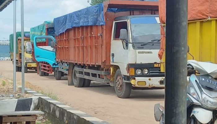 Mabes TNI AL Amankan 8 Truk Mobil Timah dari Belitung di Pelabuhan Sadai