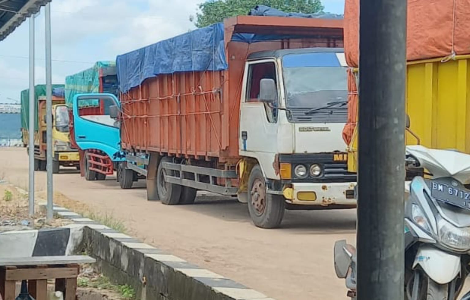 Mabes TNI AL Amankan 8 Truk Mobil Timah dari Belitung di Pelabuhan Sadai