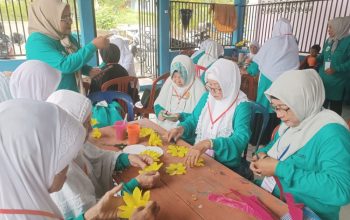 Dukung Pendidikan Lansia, PT Timah Sumbang Seragam untuk Sekolah Lansia Berdaya Belo Laut