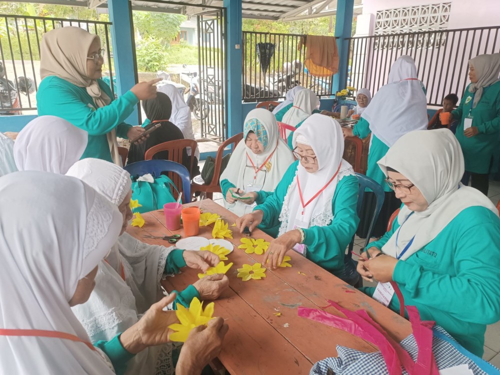 Dukung Pendidikan Lansia, PT Timah Sumbang Seragam untuk Sekolah Lansia Berdaya Belo Laut