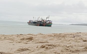 Syahdunya Pantai Tanjung Kerasak di Bawah Gerimis Sore