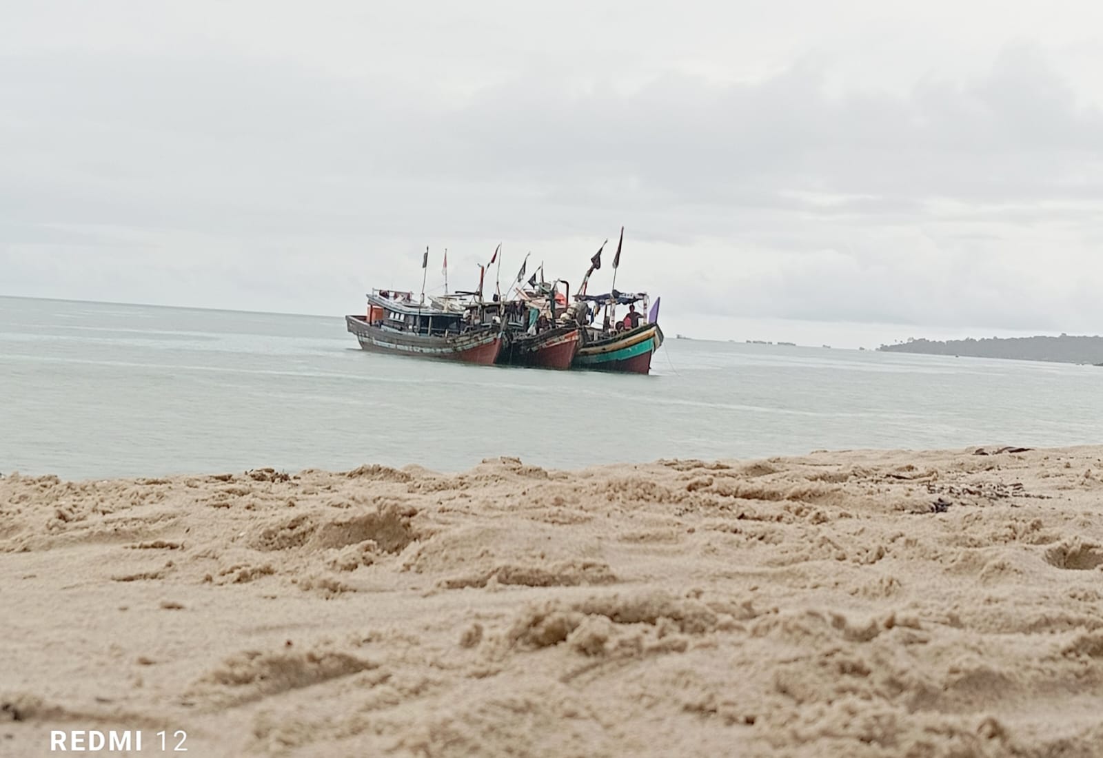 Syahdunya Pantai Tanjung Kerasak di Bawah Gerimis Sore