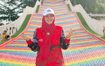 Bunda Debby Coba Rainbow Slide, Pastikan Keamanan Wahana Baru di Toboali