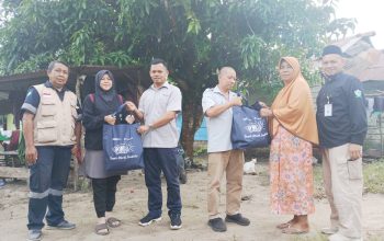 PT Timah Distribusikan 75 Paket Sembako untuk Korban Banjir di Belo Laut