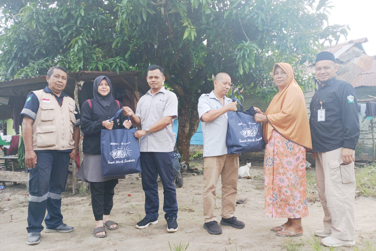 PT Timah Distribusikan 75 Paket Sembako untuk Korban Banjir di Belo Laut