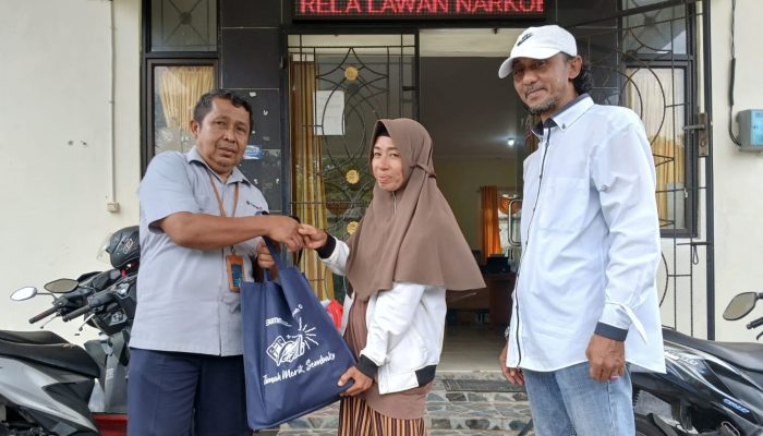 PT Timah Salurkan Puluhan Paket Sembako untuk Korban Banjir Rob di Bangka Barat