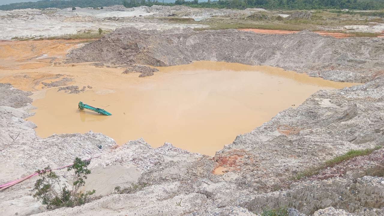 Tambang Timah di Parit II Mengalami Longsor, Excavator dan Diduga Pemilik Ikut Tertimbun