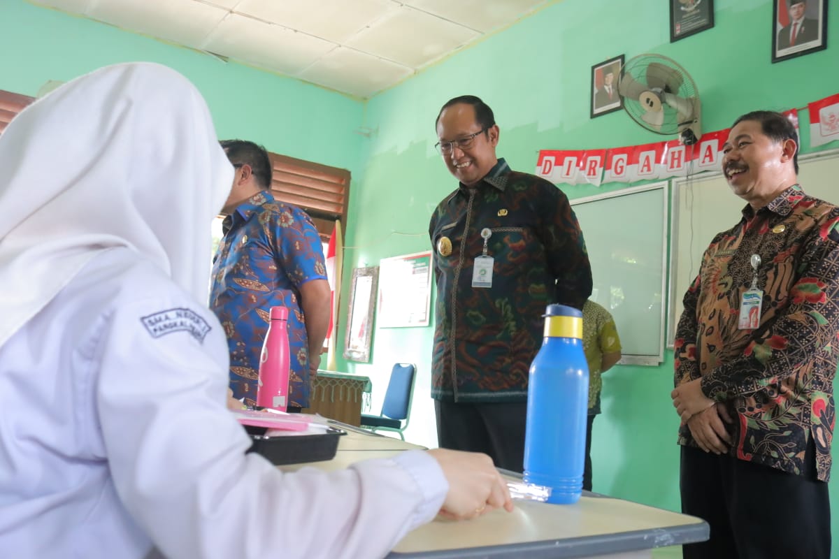 Pj Gubernur Sugito Dampingi Komisi II DPR RI Tinjau Simulasi MBG di SMADA Pangkalpinang 