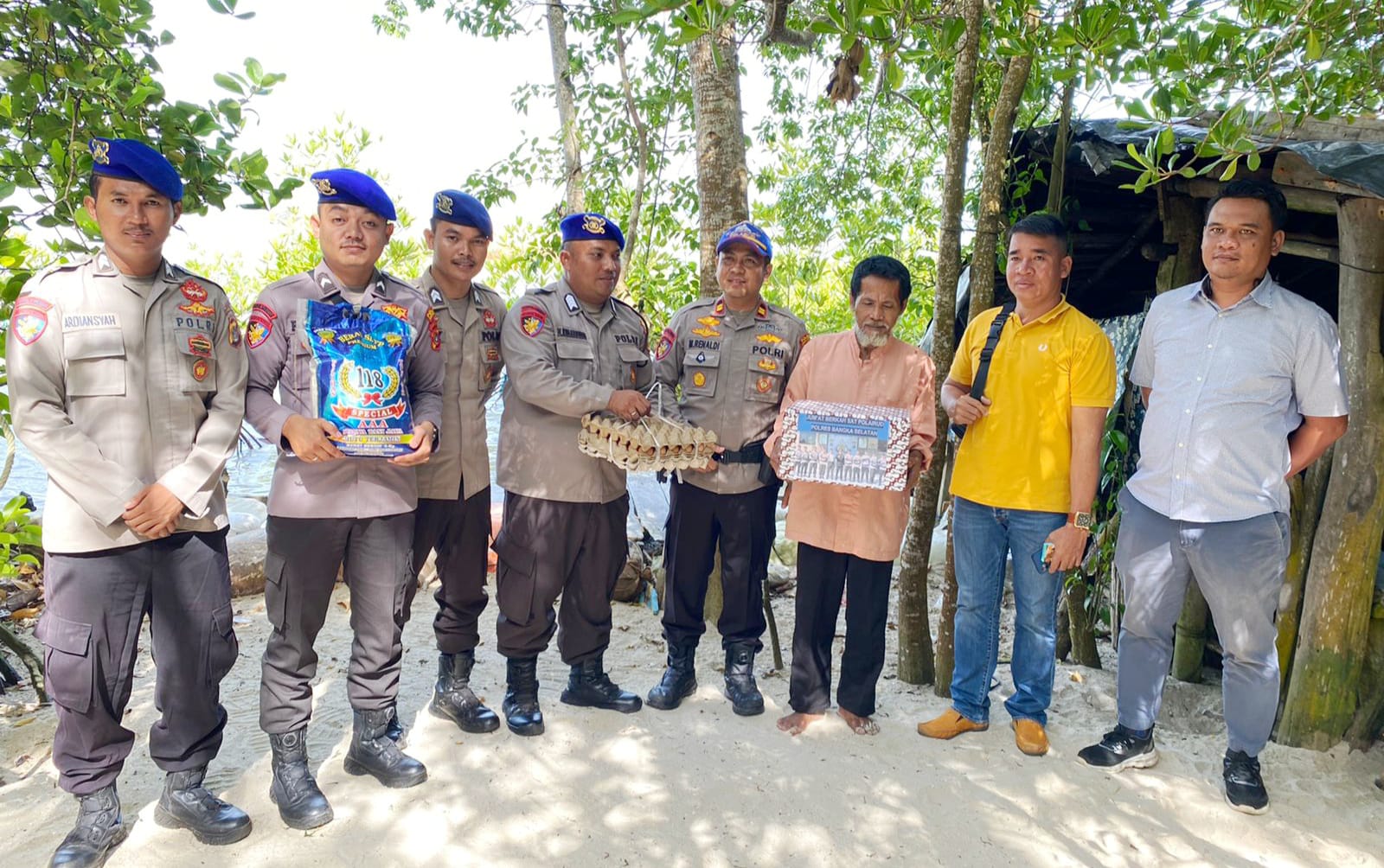 Sat Polairud Polres Basel Peduli Masyarakat Pesisir Lewat Kegiatan Jumat Berkah