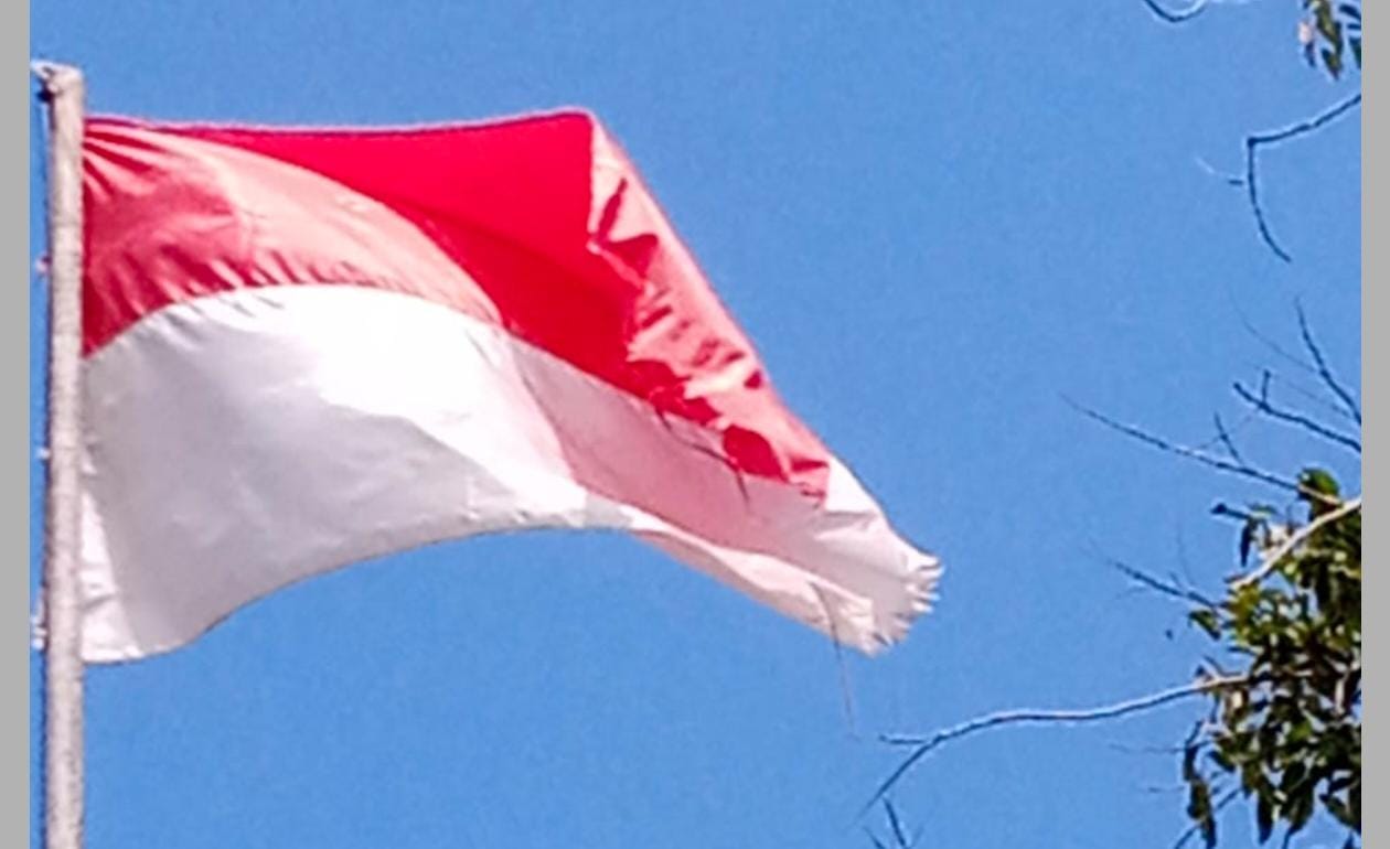 Miris, Bendera Merah Putih di Kantor Diskominfosta Bangka Tengah Kusam dan Robek