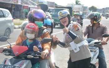 Dirlantas Polda Babel Bagi-bagi Coklat dan Helm SNI Kepada Pengendara