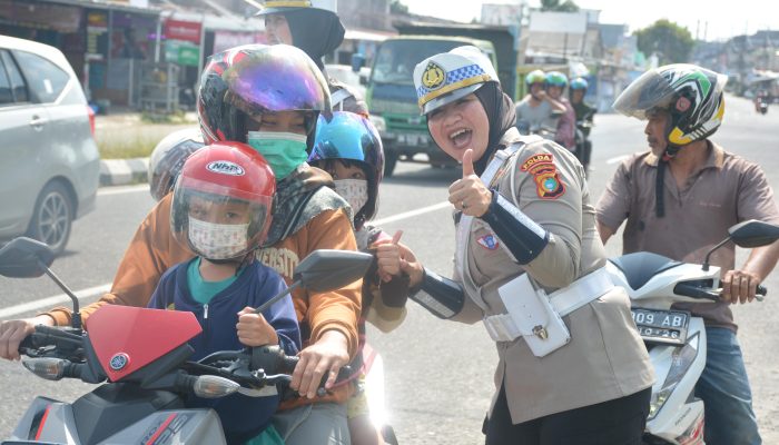 Dirlantas Polda Babel Bagi-bagi Coklat dan Helm SNI Kepada Pengendara