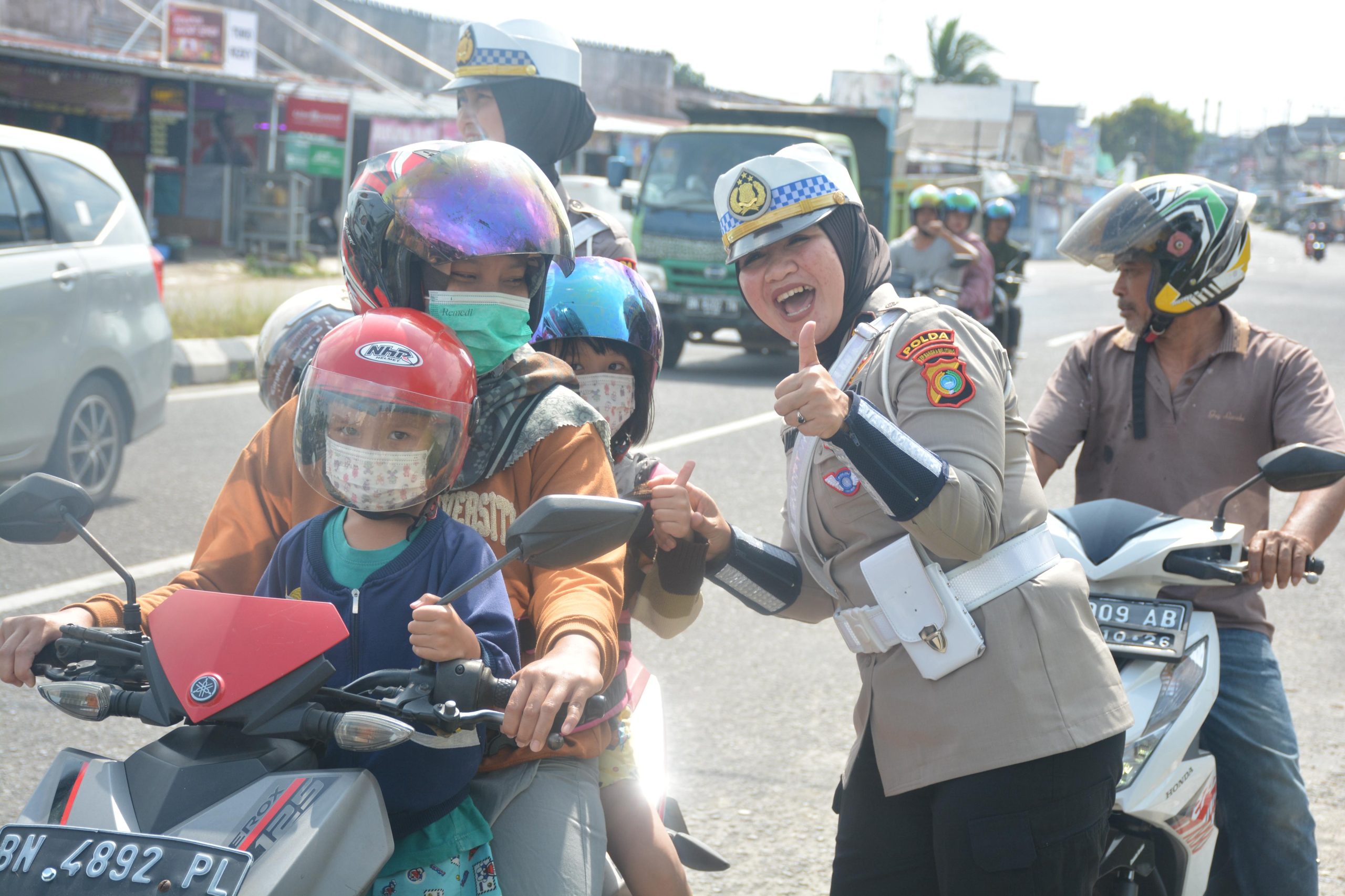 Dirlantas Polda Babel Bagi-bagi Coklat dan Helm SNI Kepada Pengendara