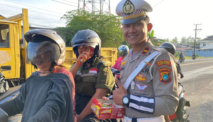 Satlantas Polres Basel Apresiasi Pengendara Tertib Lalu Lintas dengan Bagi-Bagi Cokelat