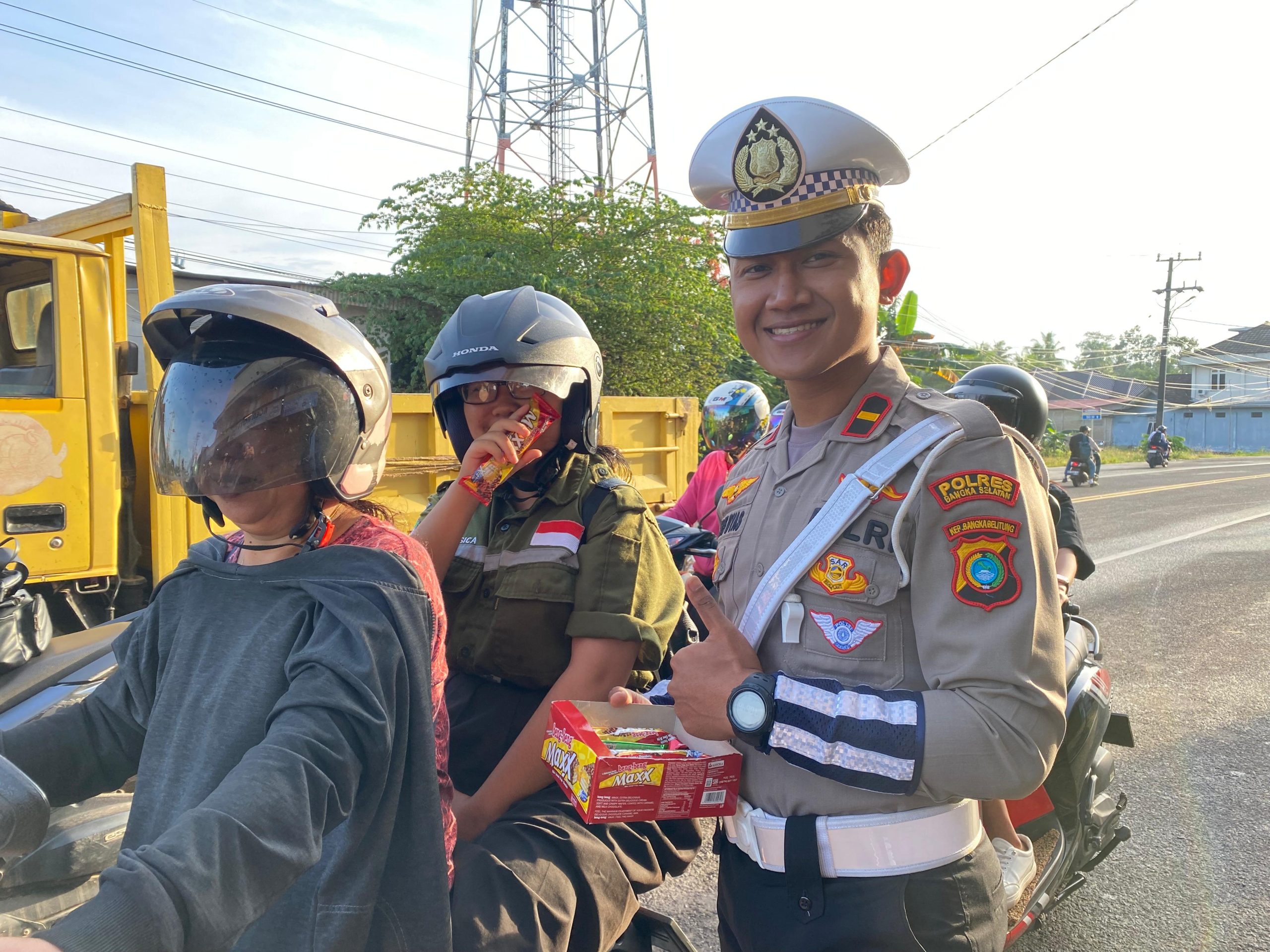 Satlantas Polres Basel Apresiasi Pengendara Tertib Lalu Lintas dengan Bagi-Bagi Cokelat