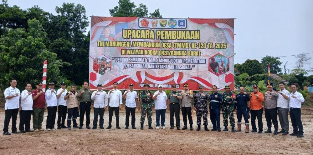 PT Timah Dukung TMMD ke-123 di Bangka Barat, Bagikan 250 Paket Makanan