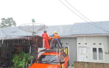 Detik-detik Tim SAR Evakuasi Korban Tersengat Listrik Saat Perbaiki Atap Rumah