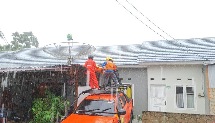 Detik-detik Tim SAR Evakuasi Korban Tersengat Listrik Saat Perbaiki Atap Rumah