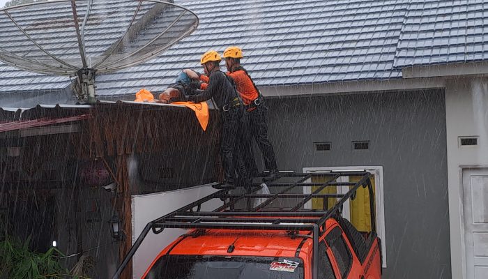 Warga Kampung Jeruk Tewas Tersengat Listrik Saat Perbaiki Atap Rumah