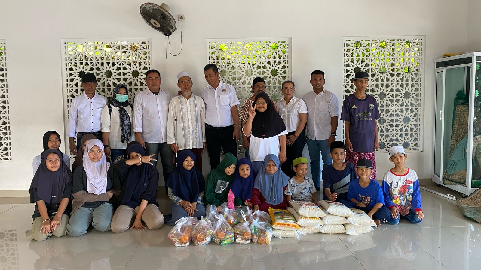 Jelang Ramadhan, Jurnalis dan Mitra Salurkan Bantuan Sembako di Pangkalpinang