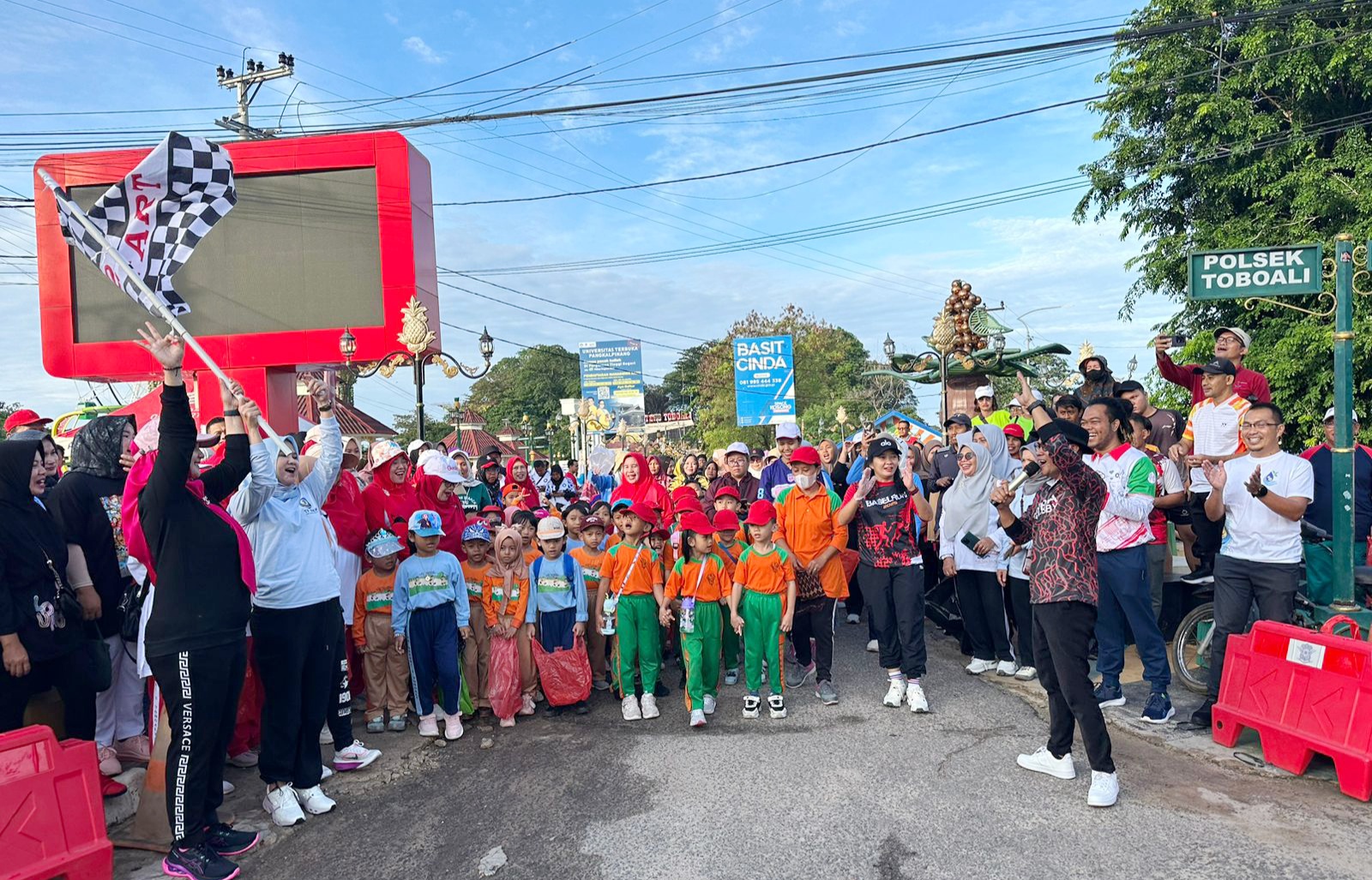 Jalan Sehat Sambil Mutik Sampah Warnai HUT ke-22 Bangka Selatan