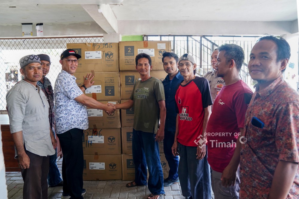 PT Timah Serahkan Mesin Tempel untuk Kelompok Nelayan di Dusun Tanah Merah
