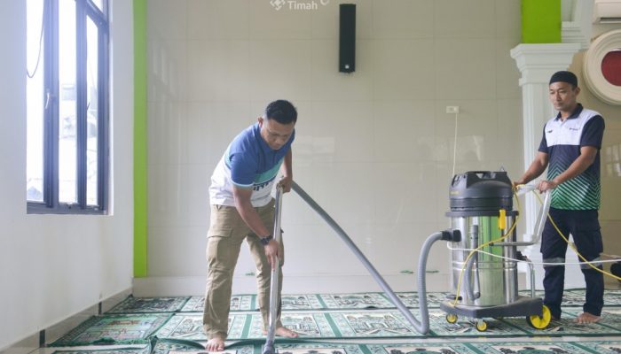 Tebar Semangat Gotong Royong, Sobat Aksi Ramadan BUMN dan PT Timah Bersihkan Musala Al Mukhbitin
