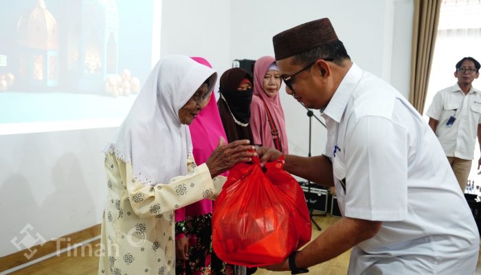 Tebar Kebaikan Ramadan, PT Timah dan IIKT Sungailiat Bagikan Ratusan Paket Sembako
