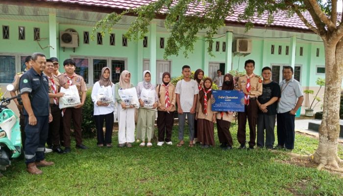 PT Timah dan SMA Negeri Simpang Teritip Bersinergi Salurkan Sembako untuk Anak Yatim dan Piatu