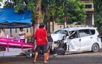 Diduga Oleng, Mobil Ertiga Tabrak Truk di Jalan Raya Selindung
