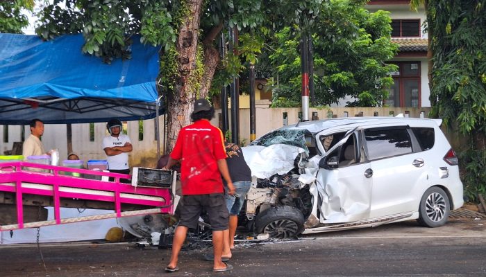 Diduga Oleng, Mobil Ertiga Tabrak Truk di Jalan Raya Selindung