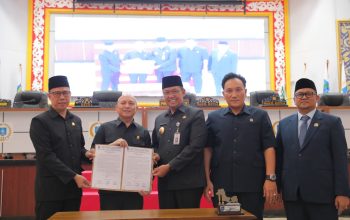Pj Gubernur Sugito Hadiri Paripurna Penetapan Gubernur dan Wakil Gubernur Babel