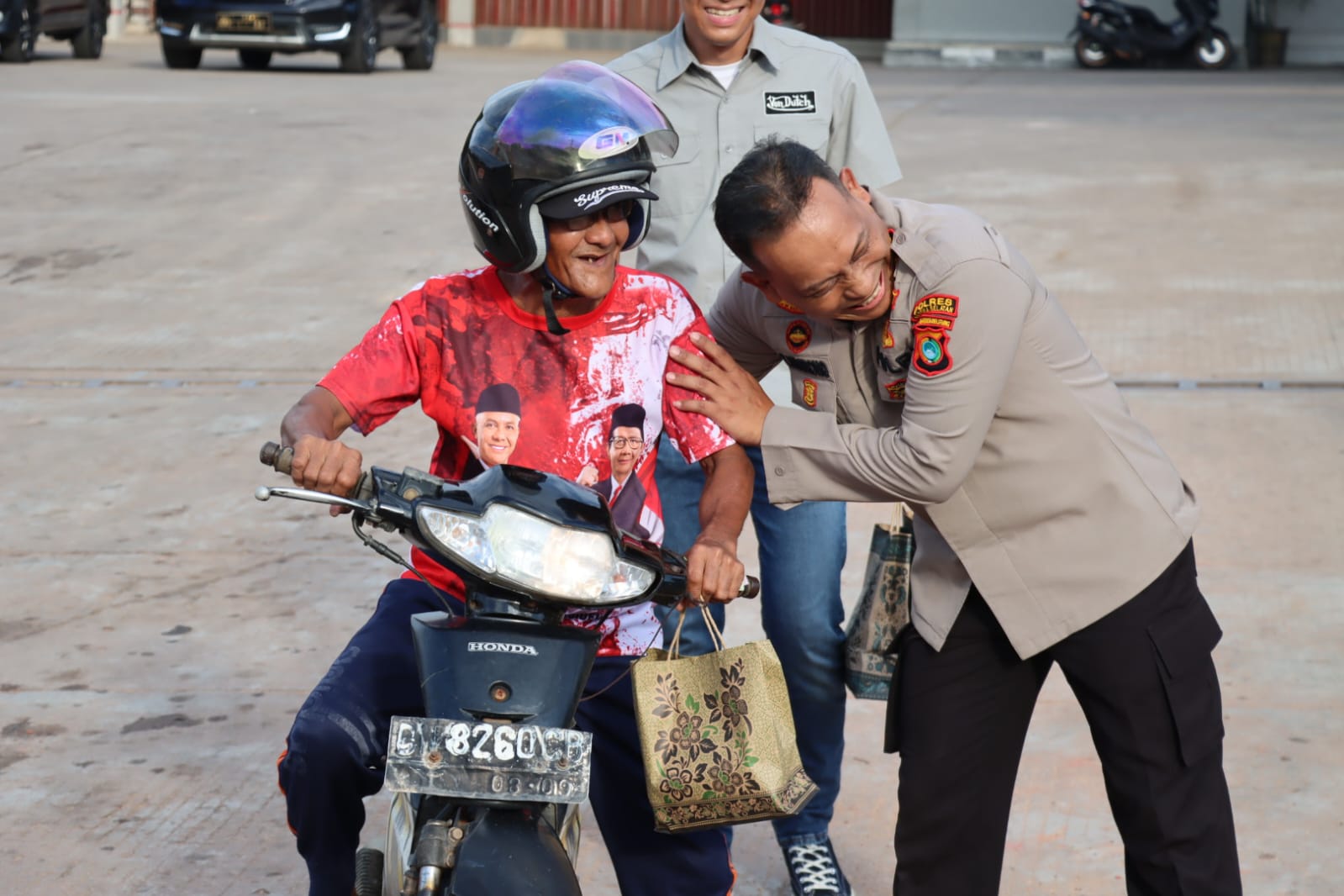 Polres Bangka Selatan Tebar Kebaikan Ramadan dengan Berbagi Takjil